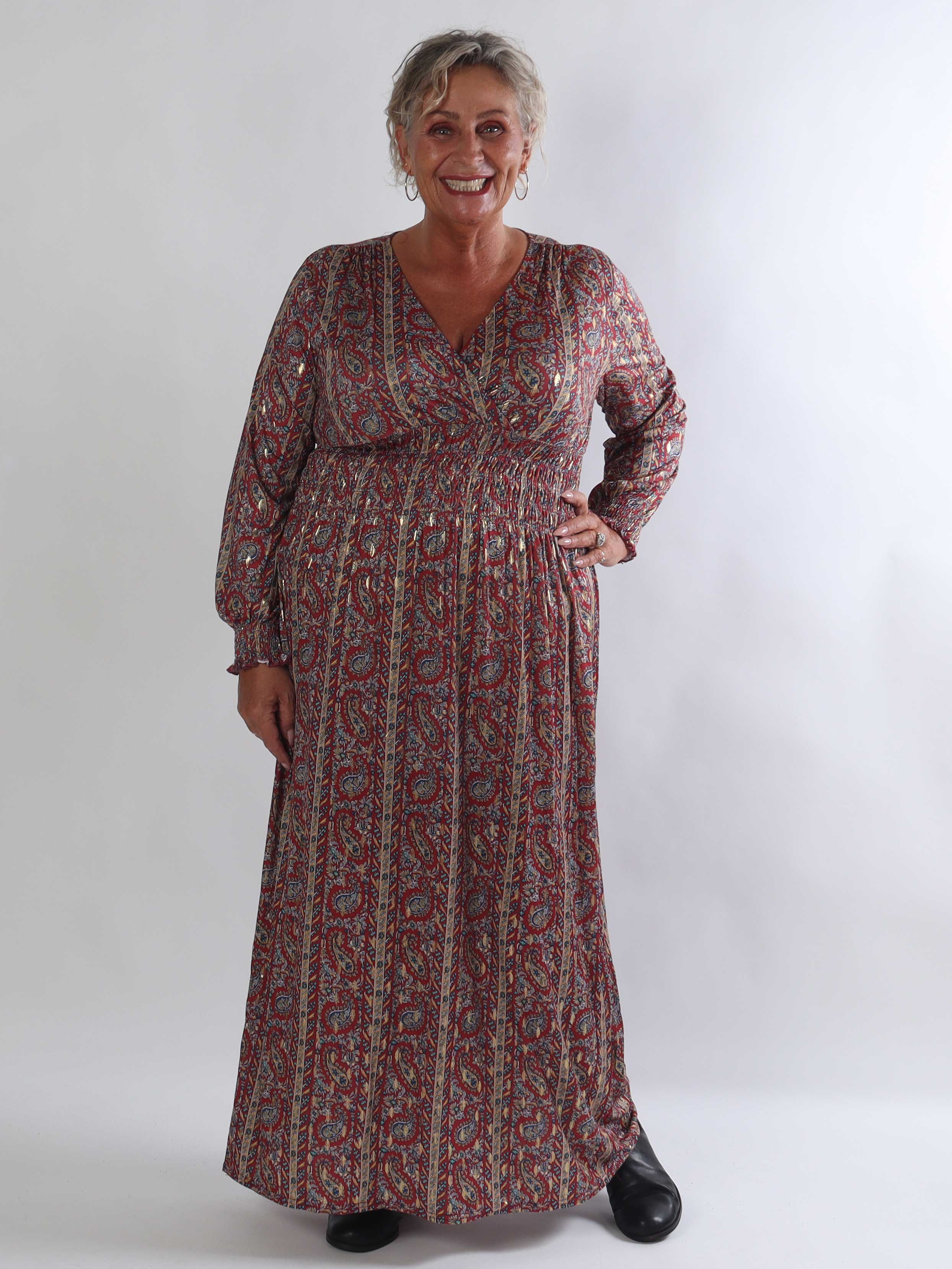 Pams Tapestry L/S - Plus size kjole med farverigt paisleyprint og elegante gulddetaljer